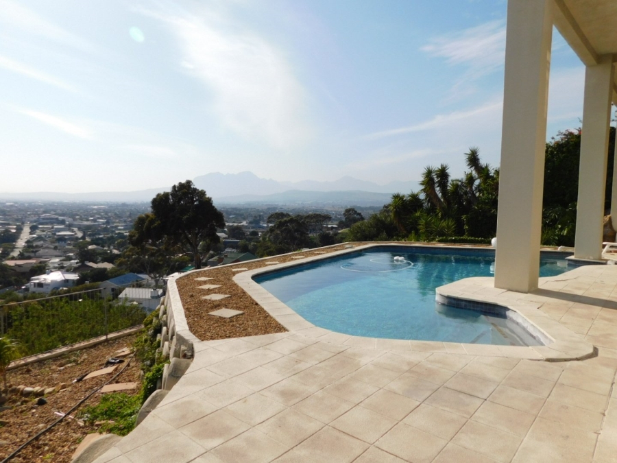 6 Bedroom Property for Sale in Mountainside Western Cape